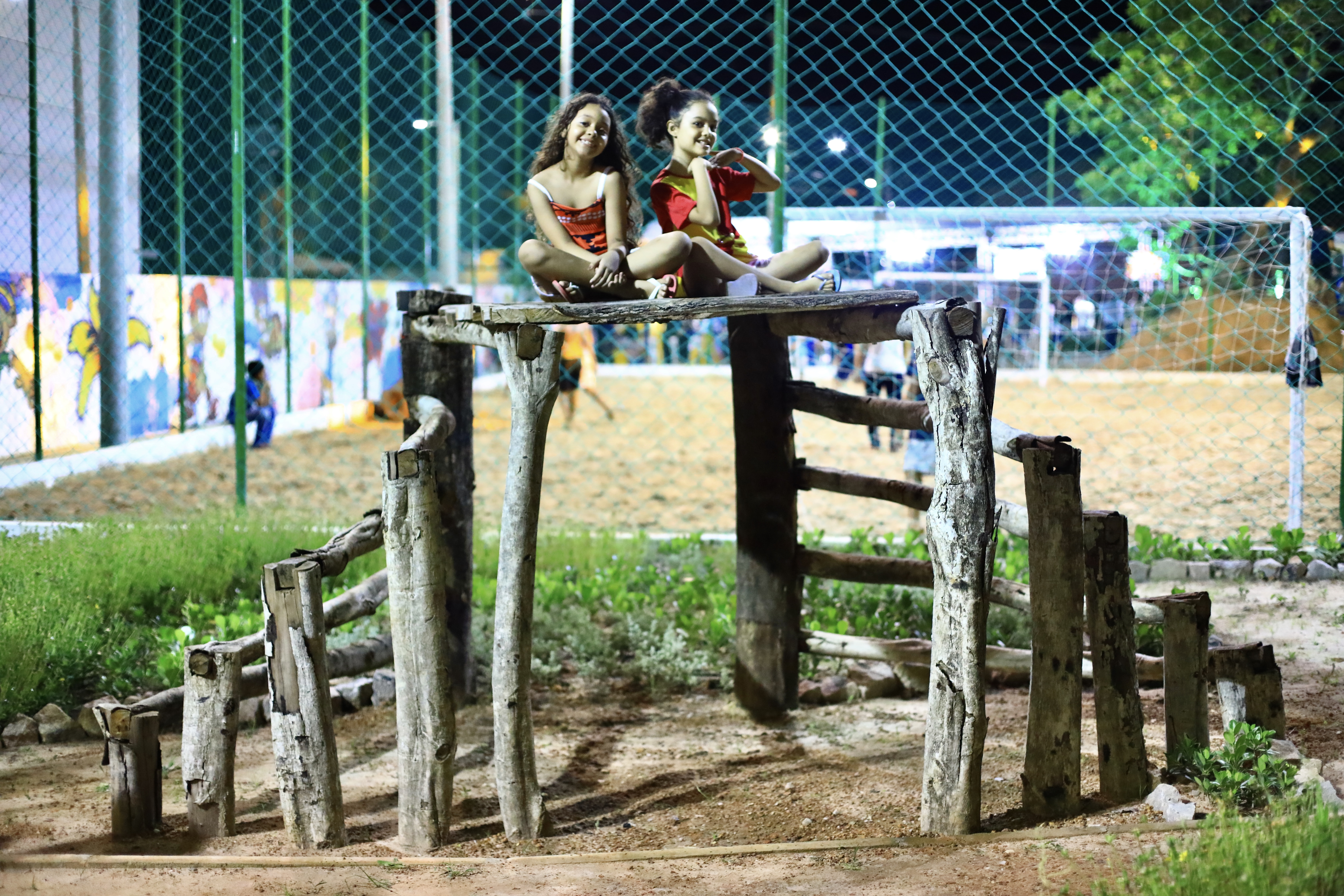 crianças brincando no parque